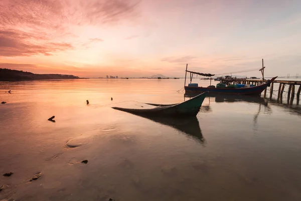 Salida del sol por la orilla con silueta de barco roto — Foto de Stock