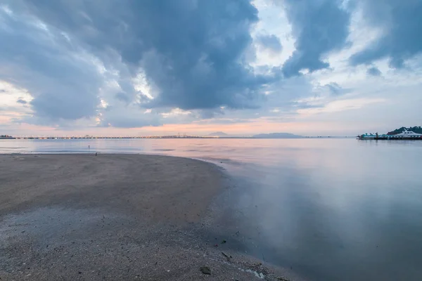 Gün doğumunda sahile Penang Köprüsü Manzaralı — Stok fotoğraf