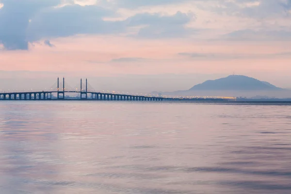 Gün doğumunda sahile Penang Köprüsü Manzaralı — Stok fotoğraf