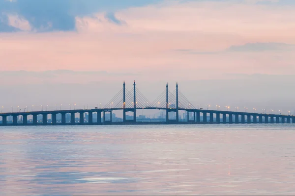 Soluppgång vid stranden med utsikt över Penang Bridge — Stockfoto