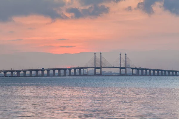 Gün doğumunda sahile Penang Köprüsü Manzaralı — Stok fotoğraf