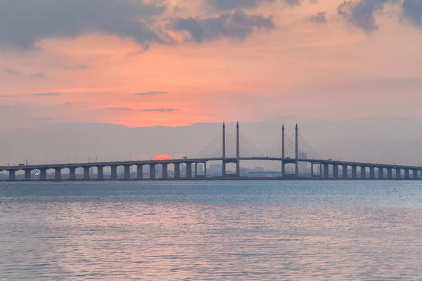 Gün doğumunda sahile Penang Köprüsü Manzaralı — Stok fotoğraf