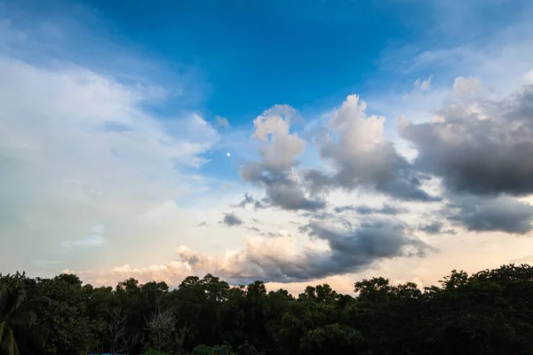 Nube del amanecer y del atardecer con cielo azul como fondo — Foto de Stock