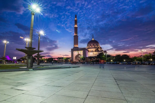 Mesquita vista durante o pôr do sol crepúsculo na Malásia — Fotografia de Stock