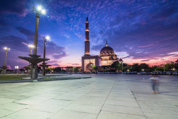 Mesquita vista durante o pôr do sol crepúsculo na Malásia — Fotografia de Stock