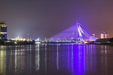 Putrajaya Malezya köprünün gece görünümü 