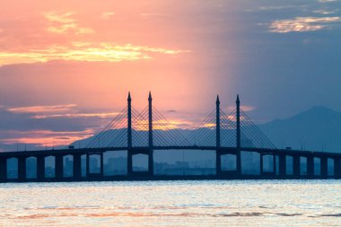 Arka plan olarak gündoğumu sırasında Georgetown Penang köprü görünümü