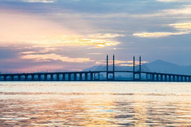 Arka plan olarak gündoğumu sırasında Georgetown Penang köprü görünümü