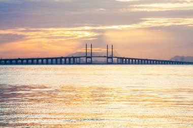 Arka plan olarak gündoğumu sırasında Georgetown Penang köprü görünümü