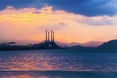 Arka plan olarak gündoğumu sırasında Georgetown Penang köprü görünümü