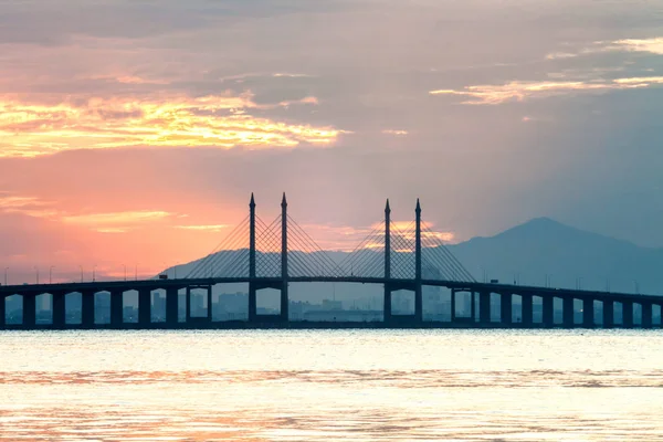 Arka plan olarak gündoğumu sırasında Georgetown Penang köprü görünümü — Stok fotoğraf