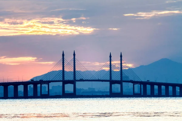 Τζωρτζτάουν Penang γέφυρα προβολή κατά την Ανατολή του ηλίου με φόντο — Φωτογραφία Αρχείου