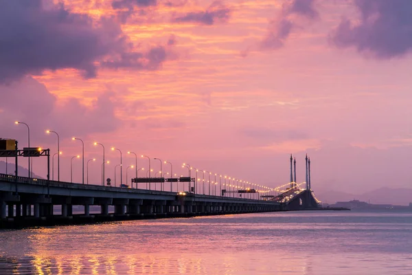 Τζωρτζτάουν Penang γέφυρα προβολή κατά την Ανατολή του ηλίου με φόντο — Φωτογραφία Αρχείου