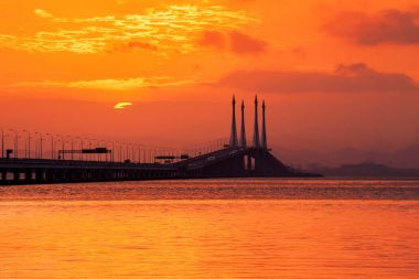 Arka plan olarak gündoğumu sırasında Georgetown Penang köprü görünümü