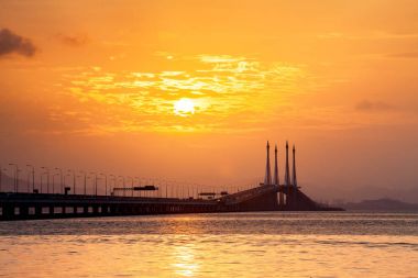 Arka plan olarak gündoğumu sırasında Georgetown Penang köprü görünümü