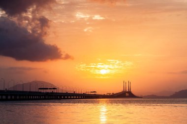 Arka plan olarak gündoğumu sırasında Georgetown Penang köprü görünümü