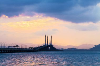 Arka plan olarak gündoğumu sırasında Georgetown Penang köprü görünümü
