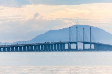 Arka plan olarak gündoğumu sırasında Georgetown Penang köprü görünümü