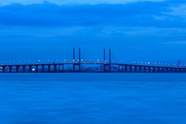 Mavi saat manzara arka planı olarak görüntüleme