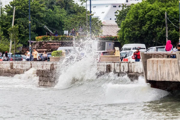 Silna fala brzegu Esplanade Penang, Malezja z turystów — Zdjęcie stockowe