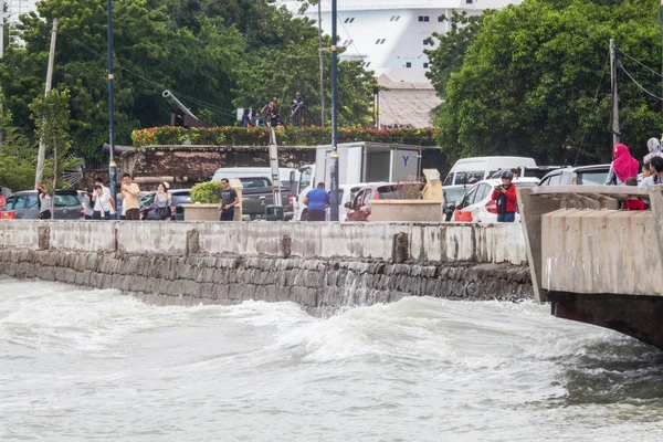 Сильні хвилі на березі Esplanade Пенанг, Малайзія з туристами — стокове фото