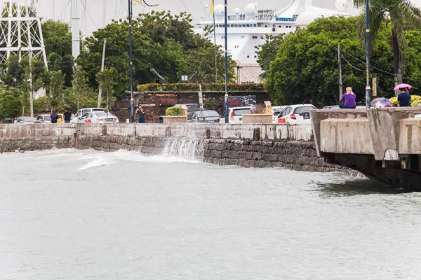 Silna fala brzegu Esplanade Penang, Malezja z turystów — Zdjęcie stockowe