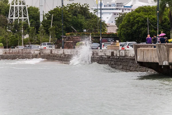 Silna fala brzegu Esplanade Penang, Malezja z turystów — Zdjęcie stockowe