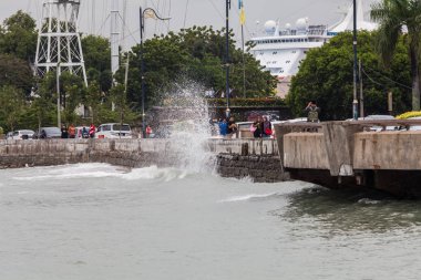 Esplanade Penang, Malezya sahil ile turistler tarafından güçlü dalga