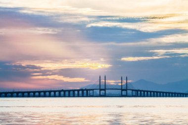 Arka plan olarak gündoğumu sırasında beton köprü görünümü