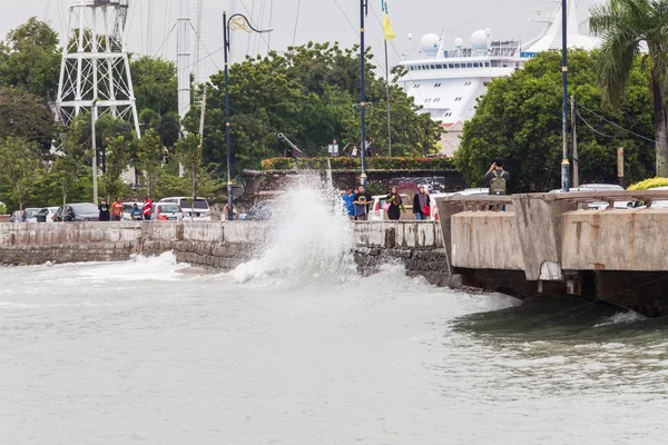 Fuerte ola por la orilla de la explanada Penang, Malasia con los turistas —  Fotos de Stock