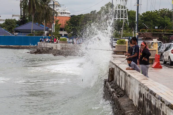 Silná vlna u pobřeží Esplanade Penang, Malajsie s turisty — Stock fotografie