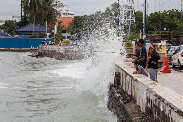 Silná vlna u pobřeží Esplanade Penang, Malajsie s turisty — Stock fotografie