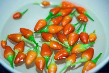 Kase üzerinde küçük kırmızı biber