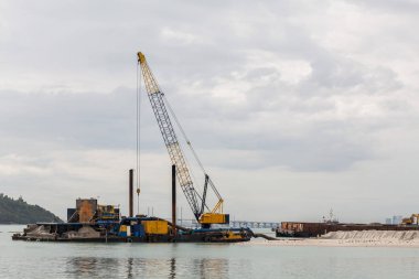 Kum ikmal gemisi arazi ıslahı için kıyısında