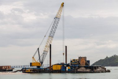 Kum ikmal gemisi arazi ıslahı için kıyısında