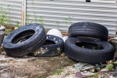 Sivrisinek için zemin ıslahı gösteren eski lastik