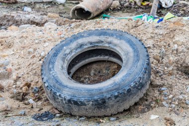 Sivrisinek için zemin ıslahı gösteren eski lastik