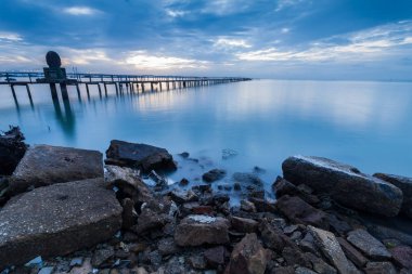 Gün doğumunda shore ile rock ön plan