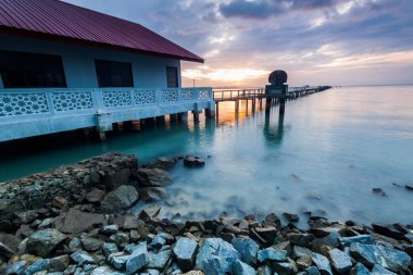 Gün doğumunda shore ile rock ön plan