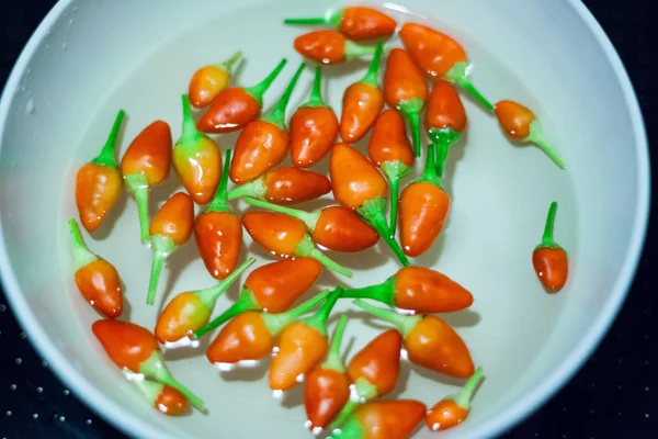 Małe czerwone chili na miski — Zdjęcie stockowe