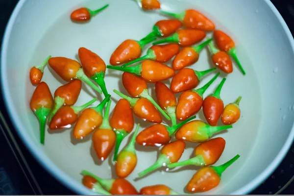 Pequeno chili vermelho na tigela — Fotografia de Stock
