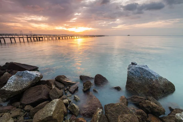 Sunrise od brzegu z pierwszego planu rock — Zdjęcie stockowe