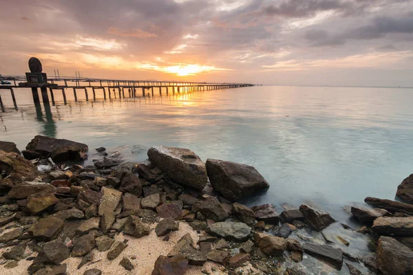 Alba da riva con primo piano roccioso — Foto Stock