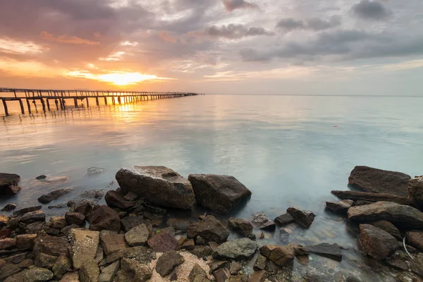 Gün doğumunda shore ile rock ön plan — Stok fotoğraf