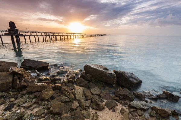 Alba da riva con primo piano roccioso — Foto Stock