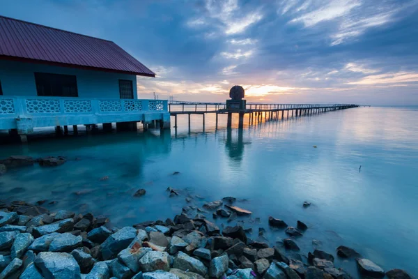 Lever de soleil sur le rivage avec premier plan rocheux — Photo