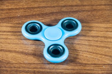 Stres serbest bırakılması için ahşap izole arka planda Spinner kıpır