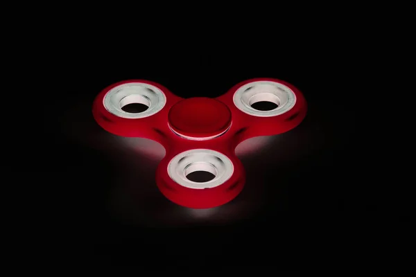 Fidget Spinner im schwarzen isolierten Hintergrund für Stressabbau — Stockfoto