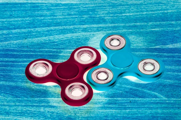 Fidget Spinner en fluorescent UV fond isolé lumineux pour la libération de stress — Photo