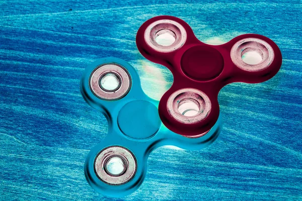 Fidget Spinner en fluorescente UV brillante fondo aislado para la liberación de estrés —  Fotos de Stock